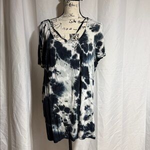 Torrid Black and White Tie-Dye Short Sleeve Top
